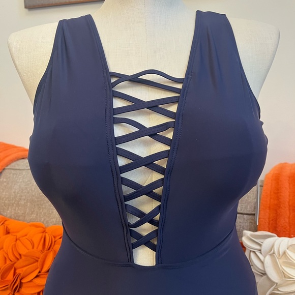 ❣️🆕Nicole Miller Studios Navy Criss Cross Strap Detail One Piece Swimsuit❣️ - Picture 3 of 9
